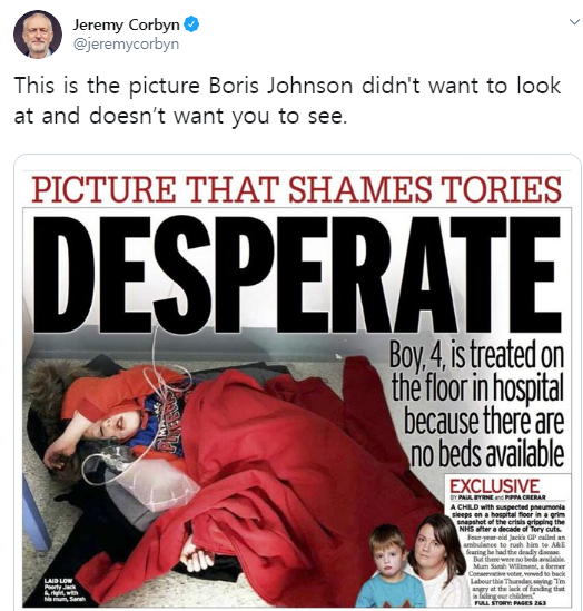 바닥에 누워있는 아이의 사진을 올린 제레미 코빈 노동당 대표. /사진=제레미 코빈 노동당 대표 트위터.