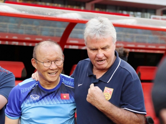 박항서 감독이 이끄는 베트남 U-22 축구대표팀이 지난 9월 8일 중국 우한에서 열린 중국 U-22 대표팀과의 평가전에서 2-0으로 완승했다. 박 감독과 중국 U-22 대표팀을 지휘하는 거스 히딩크 감독이 경기에 앞서 포옹하고 있다. /사진=뉴스1