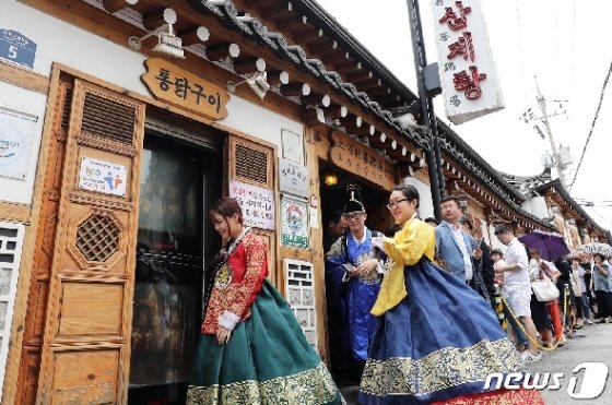 지난 7월 한복을 차려 입은 외국인 관광객들이 서울 종로구의 한 삼계탕집에서 보양식을 먹은 뒤 자리를 뜨고 있다. /사진=뉴스1