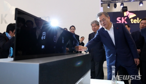 문재인 대통령이 지난 1월 서울 동대문디자인플라자에서 열린 한국 전자 IT산업 융합 전시회에서 LG전자 롤러블 TV를 살펴보고 있다. /사진=뉴시스
