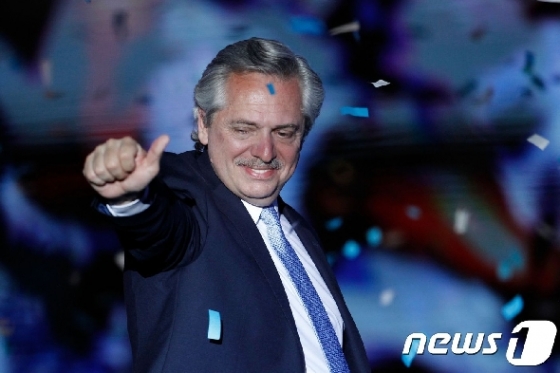 [사진] 지지자들 환호에 답하는 페르난데스 아르헨 새 대통령