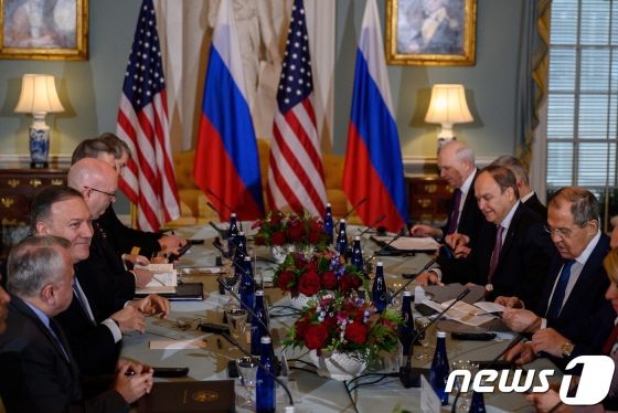 (워싱턴 AFP=뉴스1) 우동명 기자 = 마이크 폼페이오 미국 국무장관과 세르게이 라브로프 러시아 외무장관이 10일(현지시간) 워싱턴 국무부 청사에서 회담을 하고 있다.   © AFP=뉴스1  