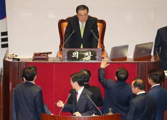 [ 자유한국당 의원들이 10일 서울 여의도 국회 본회의에서 2020년 예산안 통과 반대를 외치며 문희상 의장에게 항의하고 있다. / 사진 = 뉴시스