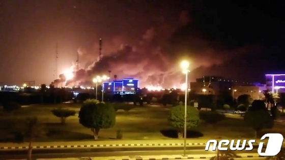 지난 9월14일 드론 공격을 받은 사우디아라비아 국영 석유기업 '아람코'의 석유시설에서 검은 연기가 피어오르고 있다. © 로이터=뉴스1