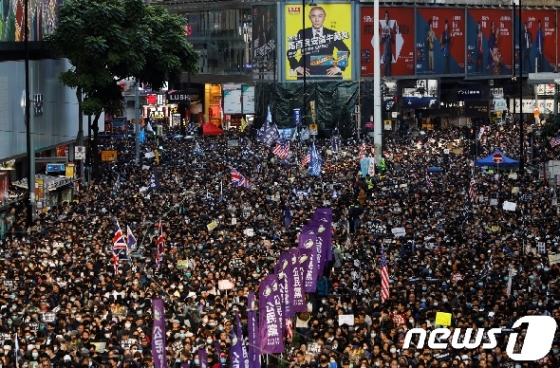 지난 8일 홍콩 시위대 80여 만명이 운집, 가두 행진을 벌이고 있다. © 로이터=뉴스1 © News1 박형기 기자