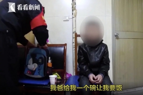 아버지가 그릇을 하나 주며 밥을 구걸하라고 했다고 진술하고 있는 10세 아이 - 웨이보 갈무리