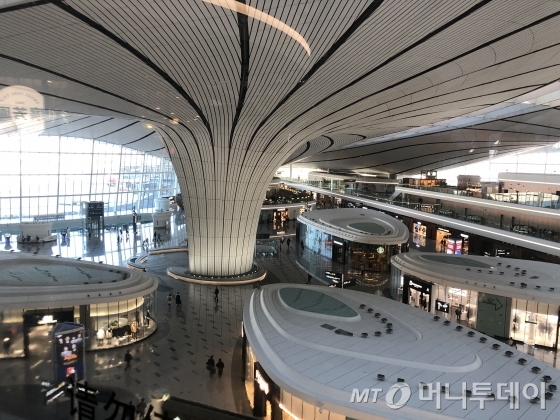 다싱공항은 단일터미널로는 세계 최대 규모를 자랑한다./사진=김명룡 기자