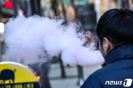 [사진] 식약처  "폐손상 원인규명 전까지 액상형 전자담배 사용중단을 권고"