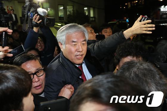 전광훈 목사(한국기독교총연합회 회장)가 12일 오후 서울 종로경찰서에서 집회 및 시위에 관한 법률 위반혐의로 조사를 받고 귀가하고 있다. /사진=뉴스1<br>