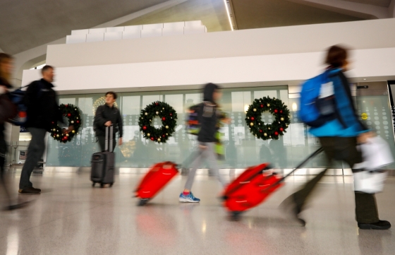 여행을 떠날 준비를 하는 공항 이용객들. /사진=로이터 