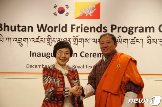 [사진] 악수하는 이미경 코이카 이사장과 부탄 외교부장관