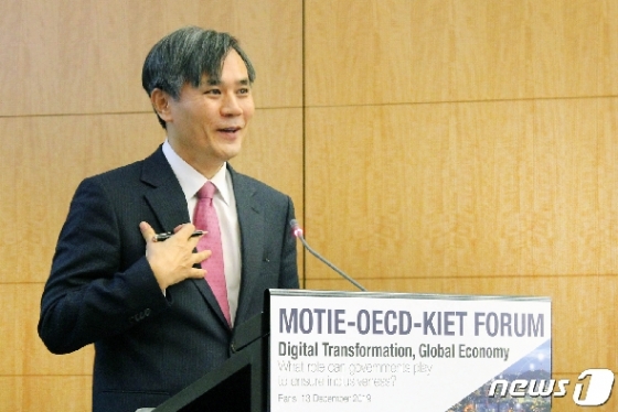 [사진] 산업부-OECD 공동포럼 참석해 기조연설하는 김승호 실장