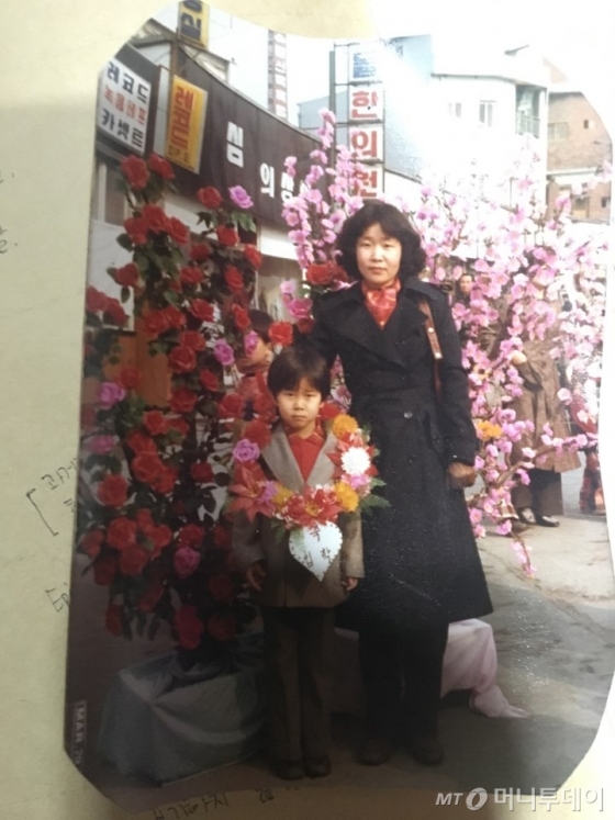 김용래군(왼쪽)의 초등학교 입학식 사진./사진=남형도 기자