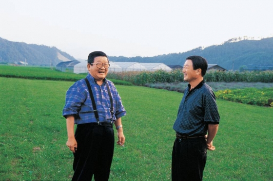 고 구자경 LG그룹 명예회장(왼쪽)이 장남이 고 구본무 LG그룹 회장(오른쪽)과 1999년 담소를 나누고 있다. /사진제공=LG
