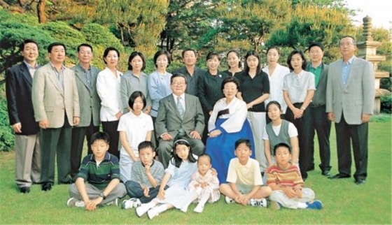 고 구자경 명예회장의 75세 생일 당시 가족사진. /사진제공=LG
