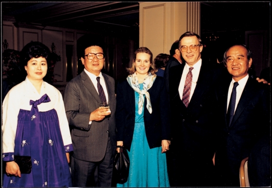 1988년 3월 고 구자경 명예회장(왼쪽 두번째)이 민간 차원의 경제외교 활동을 위해 미국을 방문, 워싱턴에서 리셉션을 열고 미국 각계 인사들과 합작선 경영자를 초청했다. /사진제공=LG