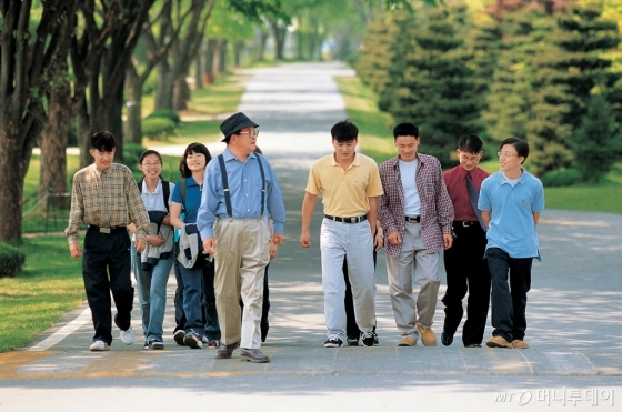 구 명예회장(가운데)이 연암대학교에서 학생들과 함께 교내를 산책하고 있다. /사진제공=LG