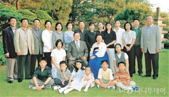 구자경 명예회장의 75세 생일에서 가족사진. /사진제공=LG