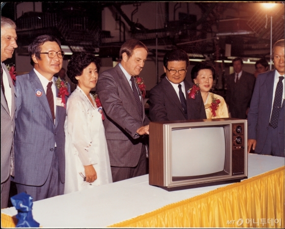 구 명예회장(오른쪽 세번째)이 미국 현지생산법인(GSAI)에서 생산된 제1호 컬러TV 제품을 살펴보고 있다 /사진제공=LG