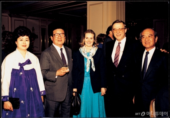1988년 3월, 구 명예회장(왼쪽 두번째)이 민간 차원의 경제외교 활동을 위해 미국을 방문, 미국 각계 인사들과 합작선 경영자를 초청해 가진 워싱턴 리셉션 장면. /사진제공=LG