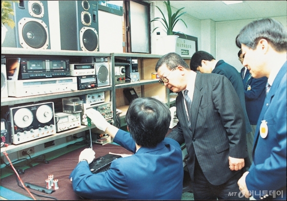 1990년 6월, 구 명예회장(가운데)이 금성사 고객서비스센터를 찾아 직원들의 애로사항을 듣고 격려하고 있는 모습. /사진제공=LG