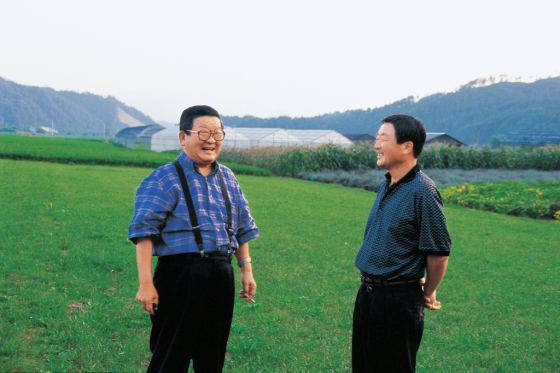 고 구자경 LG그룹 명예회장(왼쪽)과 장남 고 구본무 회장(오른쪽)이 1999년 담소를 나누고 있다. /사진제공=LG