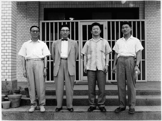LG화학 부산 연지동 공장 앞에서 기념사진을 찍은 구인회 창업회장((왼쪽부터), 구평회 창업고문, 구자경 명예회장, 구자두 LB인베스트먼트 회장. 촬영시기는 1950~1969년으로 보인다. /사진제공=LG