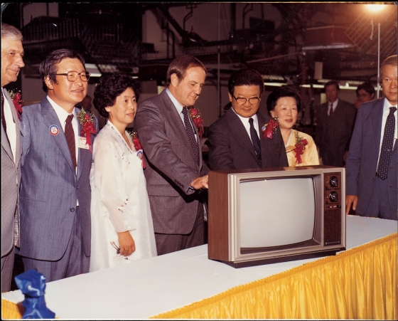 구자경 LG그룹 명예회장(오른쪽 세번째)이 1980년대 미국 현지생산법인(GSAI)에서 생산된 제1호 컬러TV를 살펴보고 있다. /사진제공=LG