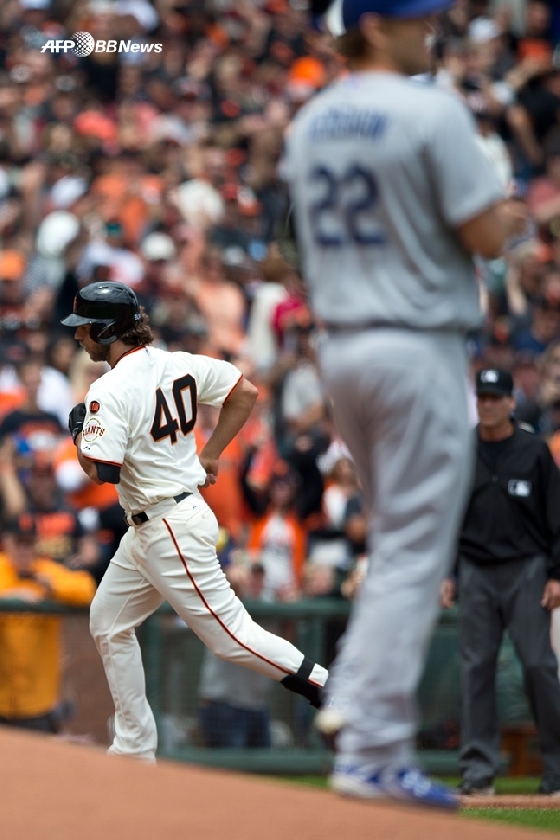 2015년 5월 22일 샌프란시스코에서 열린 LA 다저스와 샌프란시스코 자이언츠의 경기서 범가너가 커쇼를 상대로 홈런을 치고 베이스를 돌고 있다. /AFPBBNews=뉴스1