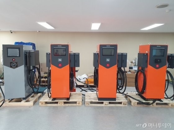 코스텔이 경기 성남 본사에서 생산하고 있는 전기차 급속충전기. / 사진제공=코스텔