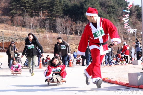 [사진]썰매 대회 참가한 산타가족