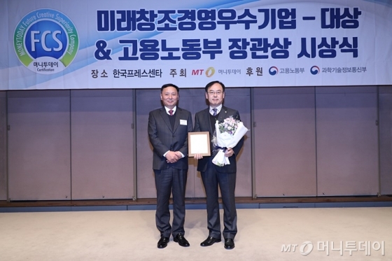 ‘2019 제7회 미래창조경영우수기업대상 시상식’에서 티지와이 김재곤 대표가 수상했다/사진=머니투데이
