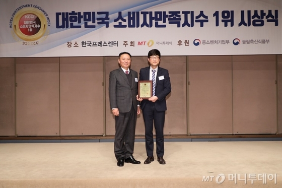 '2019 대한민국 소비자만족지수 1위 시상식'에서 지온메디텍 박종철 대표가 수상했다/사진=머니투데이