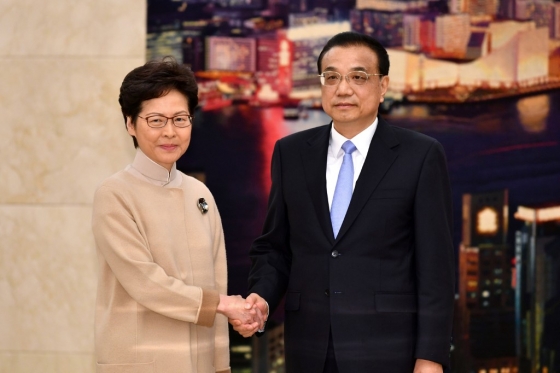 16일 업무보고를 위해 중국 베이징을 방문한 캐리 람 홍콩 행정장관(왼쪽)이 리커창 중국 총리를 만나 악수하고 있다. /사진=AFP