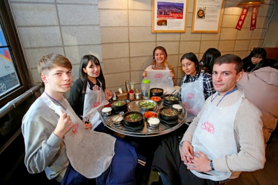 코리아그랜드세일 특별 프로모션 '한국의 노포체험'에 참여해 음식을 맛보는 외국인 관광객들의 모습. /사진=한국방문위