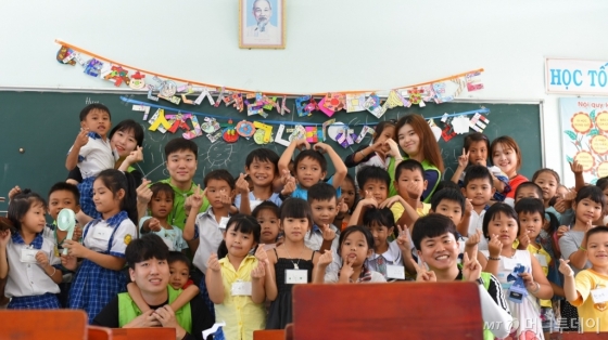지난 8월 LS 대학생해외봉사단 24기 단원들이 베트남 동나이성에서 초등학생들에게 교육봉사를 하고 있다/사진제공=LS그룹