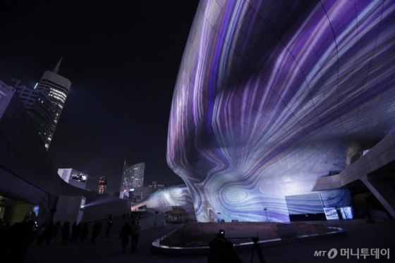 CJ올리브네트웍스는 연말 DDP(동대문디자인플라자)에서 열리는 빛축제 ‘서울라이트(SEOUL LIGHT)’를 통해 미디어 기술력을 공개한다./사진=CJ올리브네트웍스