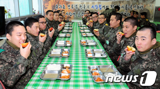 급식은 학교, 군대에서만 먹는 게 아니었다. 사회초년생 시절 꽤 오래 급식(구내식당)을 먹었다. 사진은 국군 장병들이 급식을 먹는 모습. /사진=뉴스1.