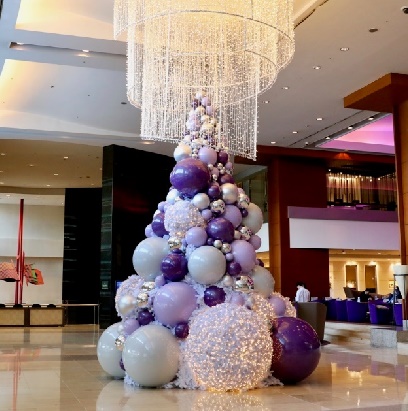 인터컨티넨탈 서울 코엑스는 오로라와 은하수를 연상케하는 실버, 바이올렛 색상의 크리스마스 트리를 선보였다. /사진=파르나스 호텔