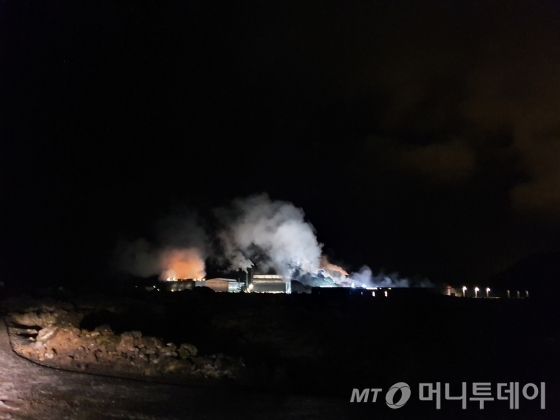 아이슬란드 블루라군 인근 지열 발전소. 늦은 밤에도 계속 발전이 이뤄지고 있다./ 사진=장시복