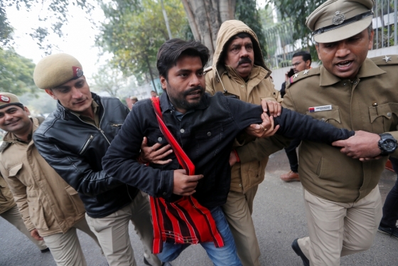 23일(현지시간) 인도 우타르프라데시에서 정부의 '시민권법' 개정에 반대하는 시위에 참여한 시민이 경찰에 연행되고 있다/사진=로이터