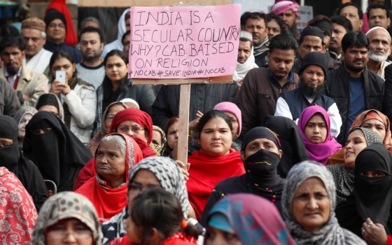 22일(현지시간) 인도 뉴델리에서 정부의 '시민권법' 개정에 반대하는 시민들이 플래카드를 들고 가두시위를 벌이고 있다/사진=로이터