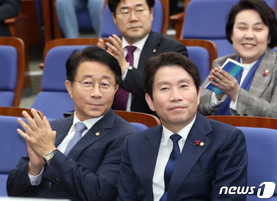 이인영 더불어민주당 원내대표가 23일 서울 여의도 국회에서 열린 의원총회에서 박수를 받고 있다. / 사진제공=뉴스1