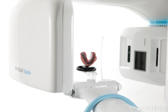 투명교정장치를 3D프린터로 생산하기위해 인상채득한 것을 CT 촬영하는 과정/사진제공=메디파트너생명공학