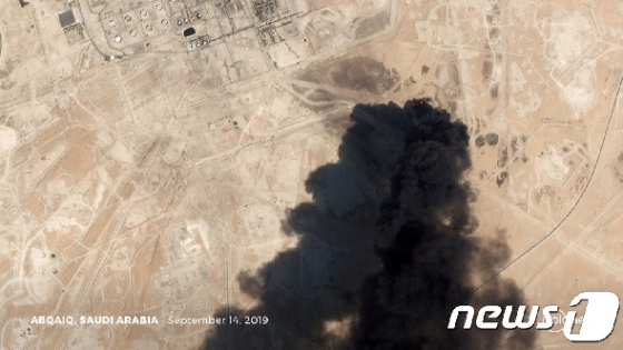 올 9월 사우디아라비아 아브카이크에 위치한 국영석유회사 아람코의 주요 석유시설과 유전이 친이란계인 예멘 후티 반군의 드론 공격을 받은 모습의 위성사진이 보인다. © 로이터=뉴스1