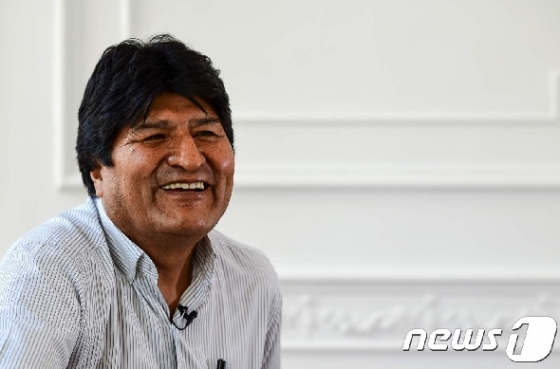 [사진] 아르헨서 활짝 웃으며 인터뷰하는 모랄레스 전 볼리비아 대통령