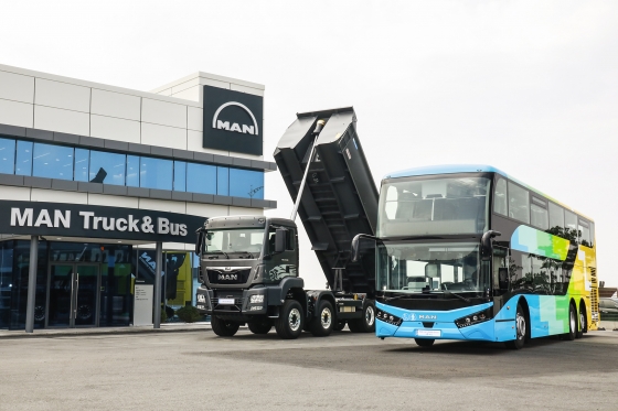 만트럭버스코리아의 'MAN 라이온스' 2층버스(오른쪽)와 'MAN New TGS 500' 덤프/사진=만트럭버스코리아