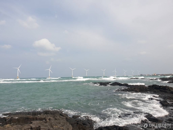 제주시 한경면 두모리 탐라해상풍력 단지에 설치된 풍력발전기가 가동되고 있다./사진=권혜민 기자