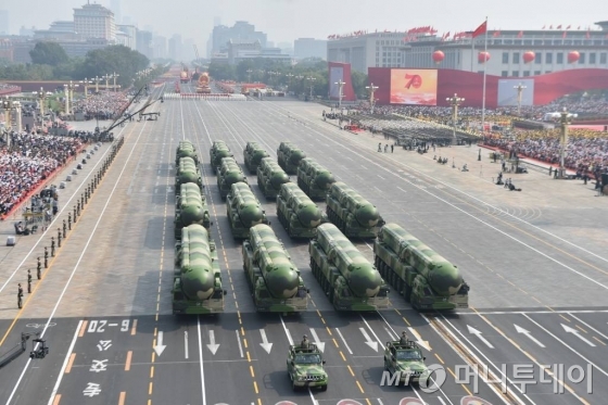 【베이징=신화/뉴시스】중국군 최강 탄도미사일 둥펑-41이 중국 베이징에서 열린 신중국 70주년 열병식에 선보이고 있다. 2019.10.02