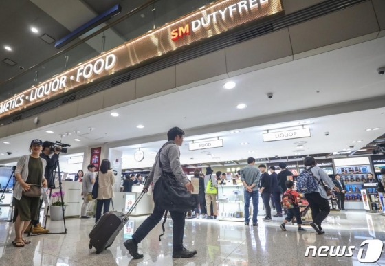지난해 5월 31일 개장한 인천공항 입국장 면세점 전경. 입국장 면세점을 운영하는 중소중견 면세사업자는 입국장 인도장에 반대하고 있다. /사진=뉴스1